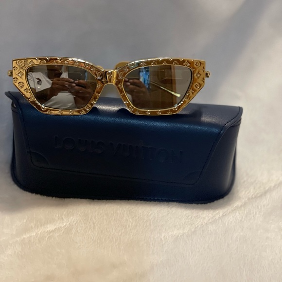 Golden Sunglasses with LV logo engraving and chain shaped arms - Picture 3 of 7